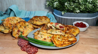 Szybka pizza à la placuszki na kefirze z patelni przepis ze zdjęciami krok po kroku i wideo
