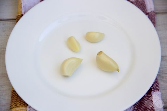 Sos śmietanowy z kolendrą, czosnkiem i sokiem z limonki: zdjęcie przygotowania przepisu, krok 3 Sos śmietanowy z kolendrą, czosnkiem i sokiem z limonki: zdjęcie przygotowania przepisu, krok 3