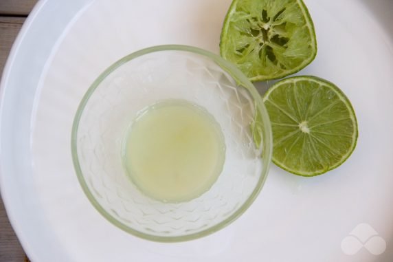 Sos śmietanowy z kolendrą, czosnkiem i sokiem z limonki: zdjęcie przygotowania przepisu, krok 1 Sos śmietanowy z kolendrą, czosnkiem i sokiem z limonki: zdjęcie przygotowania przepisu, krok 1