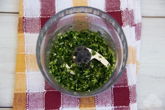 Sos śmietanowy z kolendrą, czosnkiem i sokiem z limonki: zdjęcie przygotowania przepisu, krok 4 Sos śmietanowy z kolendrą, czosnkiem i sokiem z limonki: zdjęcie przygotowania przepisu, krok 4