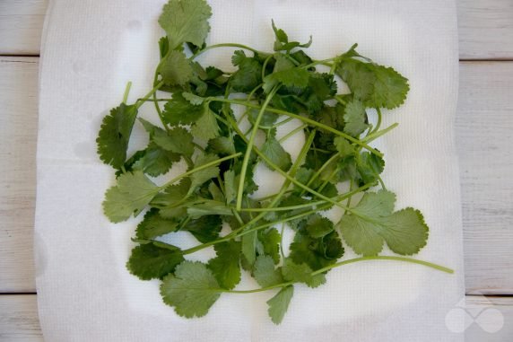 Sos śmietanowy z kolendrą, czosnkiem i sokiem z limonki: zdjęcie przygotowania przepisu, krok 2 Sos śmietanowy z kolendrą, czosnkiem i sokiem z limonki: zdjęcie przygotowania przepisu, krok 2