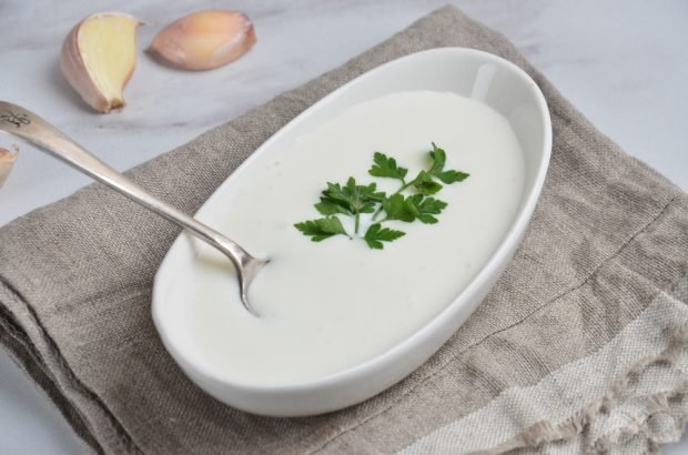 Biały sos czosnkowy Biały sos czosnkowy