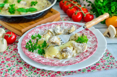 Klasyczne julienne z grzybami w śmietanie z patelni przepis ze zdjęciami krok po kroku i wideo