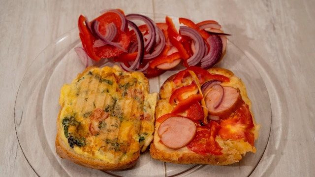 Zamknięta pizza i omlet z serem i kiełbasą podwędzaną przepis ze zdjęciami krok po kroku i wideo