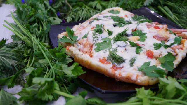 Domowa szybka pizza z kiełbasą na patelni przepis ze zdjęciami krok po kroku i wideo