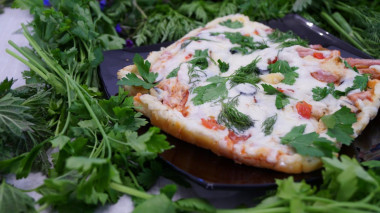 Domowa szybka pizza z kiełbasą na patelni przepis ze zdjęciami krok po kroku i wideo