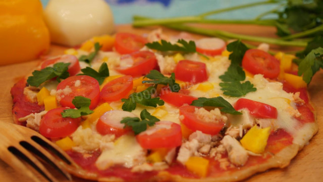Leniwa pizza z ciasta na kefirze z patelni przepis ze zdjęciami krok po kroku i wideo