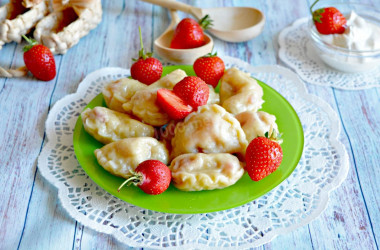 Pierogi z truskawkami przepis ze zdjęciami krok po kroku i wideo