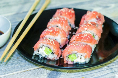 Rolki sushi Philadelphia z łososiem w domu przepis ze zdjęciami krok po kroku i wideo