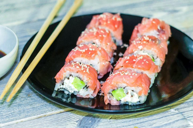 Rolki sushi Philadelphia z łososiem w domu przepis ze zdjęciami krok po kroku i wideo