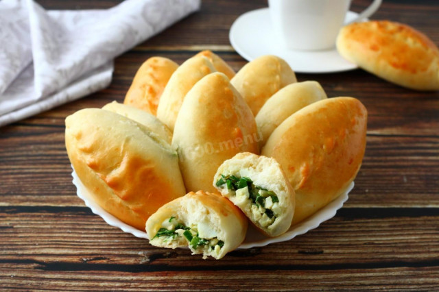 Drożdżowe pierożki ze szczypiorkiem i jajkiem w piekarniku przepis ze zdjęciami krok po kroku i wideo