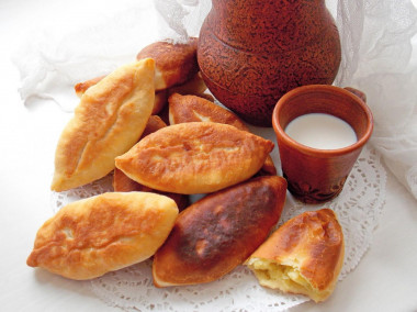 Smażone pierożki drożdżowe z patelni przepis ze zdjęciami krok po kroku i wideo