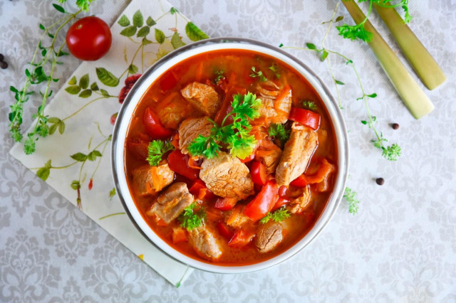 Gulasz wieprzowy z sosem z multicookera przepis ze zdjęciami krok po kroku i wideo