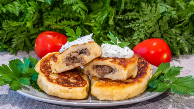 Zrazy ziemniaczane z mięsem mielonym i pieczarkami przepis ze zdjęciami krok po kroku i wideo