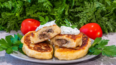 Zrazy ziemniaczane z mięsem mielonym i pieczarkami przepis ze zdjęciami krok po kroku i wideo