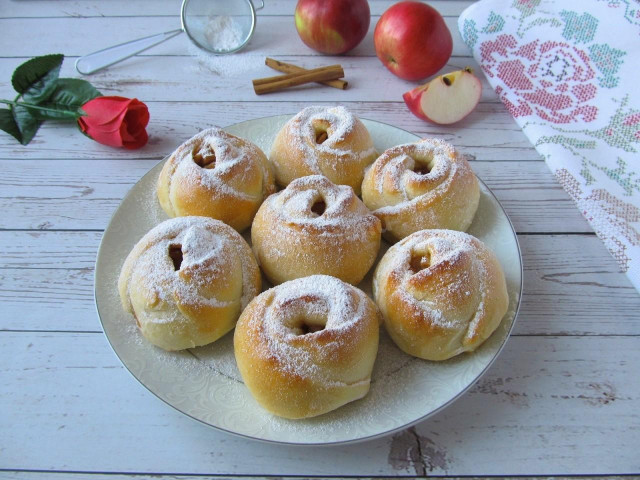 Bułeczki „różyczki” z jabłkami z ciasta drożdżowego przepis ze zdjęciami krok po kroku