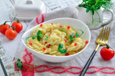 Pierogi z ziemniakami na cieście parzonym wrzątkiem przepis ze zdjęciami krok po kroku i wideo