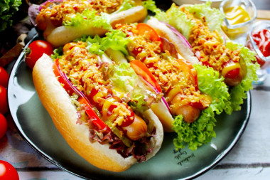 Domowy hot dog w bułce z parówką przepis ze zdjęciami krok po kroku i wideo