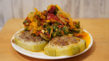 Cukinia faszerowana po śródziemnomorsku z sosem warzywnym przepis ze zdjęciami krok po kroku i wideo