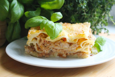 Prosta klasyczna lasagne z mięsem mielonym w piekarniku przepis ze zdjęciami krok po kroku i wideo