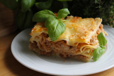 Prosta klasyczna lasagne z mięsem mielonym w piekarniku przepis ze zdjęciami krok po kroku i wideo