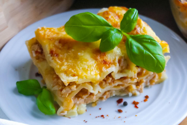 Prosta klasyczna lasagne z mięsem mielonym w piekarniku przepis ze zdjęciami krok po kroku i wideo