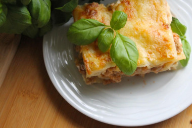 Prosta klasyczna lasagne z mięsem mielonym w piekarniku przepis ze zdjęciami krok po kroku i wideo