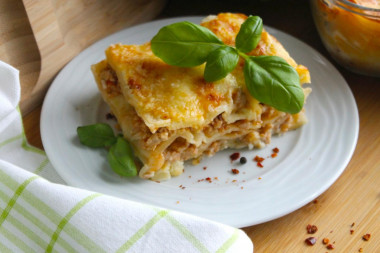 Prosta klasyczna lasagne z mięsem mielonym w piekarniku przepis ze zdjęciami krok po kroku i wideo