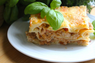 Prosta klasyczna lasagne z mięsem mielonym w piekarniku przepis ze zdjęciami krok po kroku i wideo