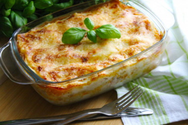 Prosta klasyczna lasagne z mięsem mielonym w piekarniku przepis ze zdjęciami krok po kroku i wideo