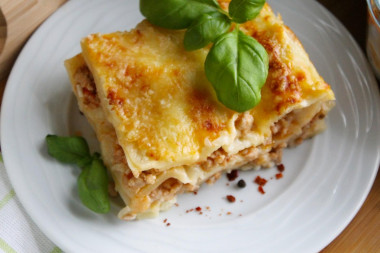 Prosta klasyczna lasagne z mięsem mielonym w piekarniku przepis ze zdjęciami krok po kroku i wideo