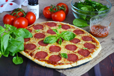 Klasyczna pizza pepperoni w domu przepis ze zdjęciami krok po kroku i wideo
