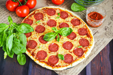 Klasyczna pizza pepperoni w domu przepis ze zdjęciami krok po kroku i wideo