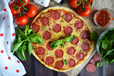Klasyczna pizza pepperoni w domu przepis ze zdjęciami krok po kroku i wideo