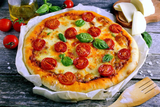 Klasyczna pizza Margherita w domu przepis ze zdjęciami krok po kroku i wideo