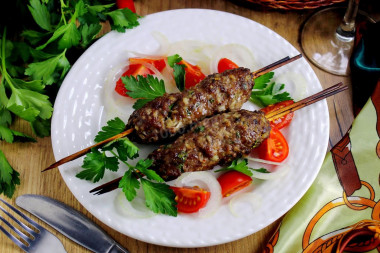 Domowy lula kebab z mięsa mielonego w piekarniku na patyczkach przepis ze zdjęciami krok po kroku