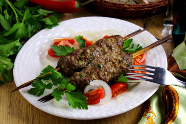 Domowy lula kebab z mięsa mielonego w piekarniku na patyczkach przepis ze zdjęciami krok po kroku
