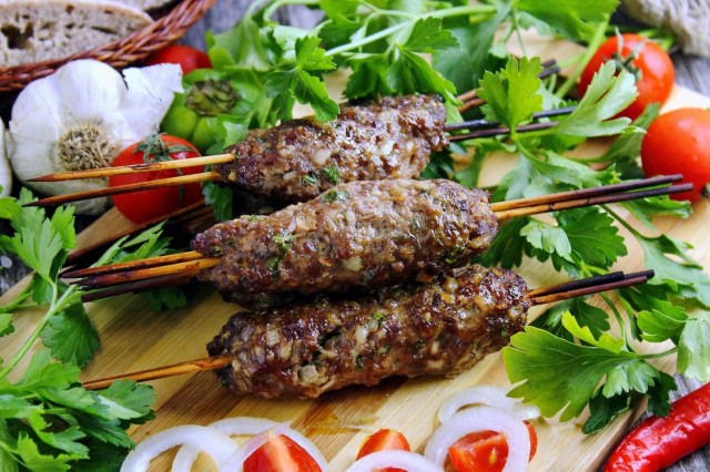 Domowy lula kebab z mięsa mielonego w piekarniku na patyczkach przepis ze zdjęciami krok po kroku