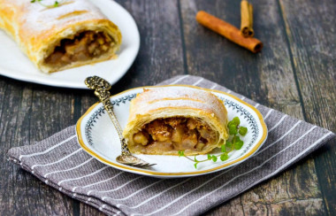 Klasyczny strudel z jabłkami z ciasta francuskiego przepis ze zdjęciami krok po kroku i wideo