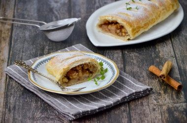 Klasyczny strudel z jabłkami z ciasta francuskiego przepis ze zdjęciami krok po kroku i wideo
