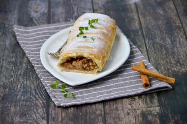 Klasyczny strudel z jabłkami z ciasta francuskiego przepis ze zdjęciami krok po kroku i wideo