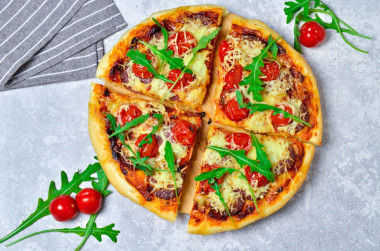 Pizza z piekarnika z kiełbasą, serem i pomidorami przepis ze zdjęciami krok po kroku i wideo