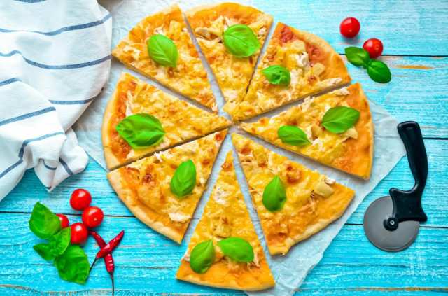 Pizza hawajska z ananasem i kurczakiem przepis ze zdjęciami krok po kroku i wideo
