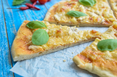 Pizza hawajska z ananasem i kurczakiem przepis ze zdjęciami krok po kroku i wideo