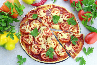 Szybka klasyczna pizza z piekarnika bez drożdży na wodzie przepis ze zdjęciami krok po kroku i wideo