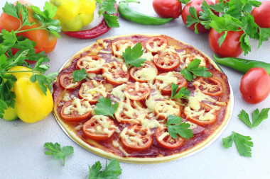 Szybka klasyczna pizza z piekarnika bez drożdży na wodzie przepis ze zdjęciami krok po kroku i wideo