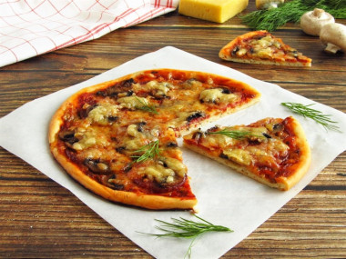 Pizza z pieczarkami, kiełbasą i serem w piekarniku przepis ze zdjęciami krok po kroku i wideo