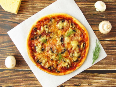 Pizza z pieczarkami, kiełbasą i serem w piekarniku przepis ze zdjęciami krok po kroku i wideo
