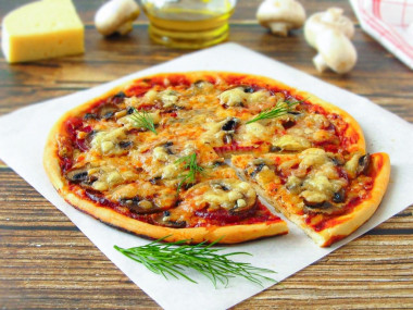 Pizza z pieczarkami, kiełbasą i serem w piekarniku przepis ze zdjęciami krok po kroku i wideo