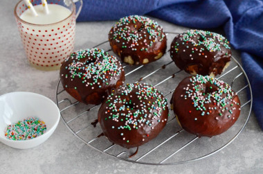Donuty w polewie czekoladowej z piekarnika przepis ze zdjęciami krok po kroku i wideo